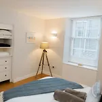 Luxury Modern 3 Bedroom Apartment In City Centre
